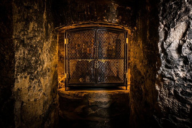 90min Underground Whisky Tasting in Edinburgh's Old Town - Finding John’s Coffee House, then stepping into Edinburgh’s Lost Close