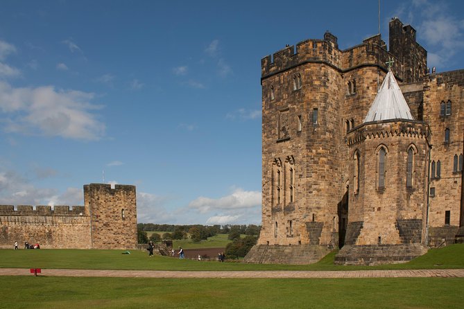 Alnwick Castle, Northumberland and Borders Tour with Admission - Boarding in Edinburgh and getting south without losing the day