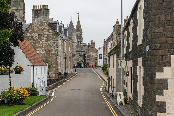 Castles and Outlander Day Tour From Glasgow - Falkland (1940s Inverness): lunch time plus the Bruce Fountain moment