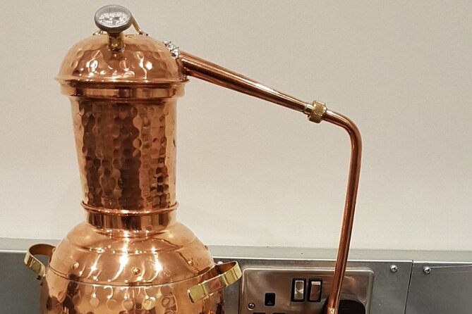Distill a bottle of Gin on mini copper stills - The mini copper still part: distill your gin yourself