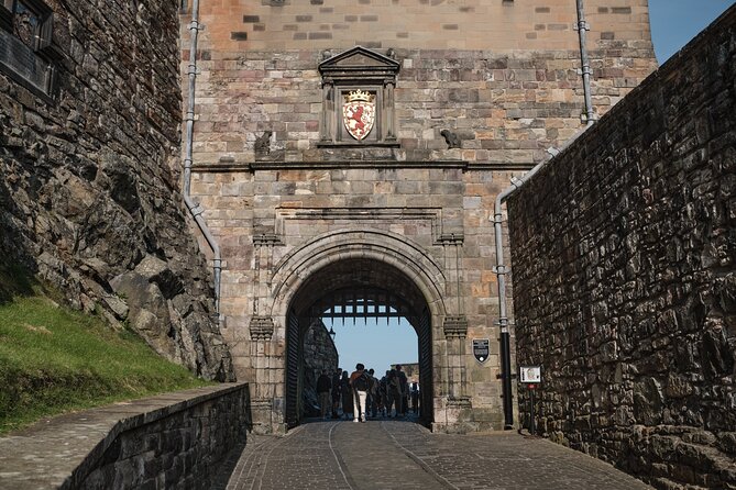 Edinburgh Castle Guided Walking Tour & Holyrood Palace Ticket - Where to meet, how the 10:00 a.m. timing keeps things smooth