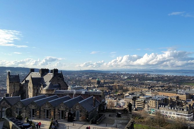 Edinburgh Castle Guided Walking Tour in English - Meeting at 192 High St, then walking up toward the castle
