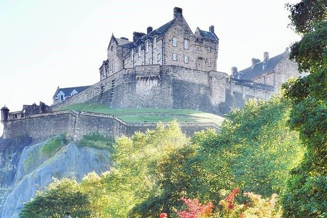 Edinburgh Castle Guided Walking Tour in English - What “1 hour guided” feels like on-site