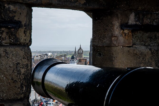 Edinburgh Castle: Guided Walking Tour with Entry Ticket - Photo ops that actually work, not just a quick stop