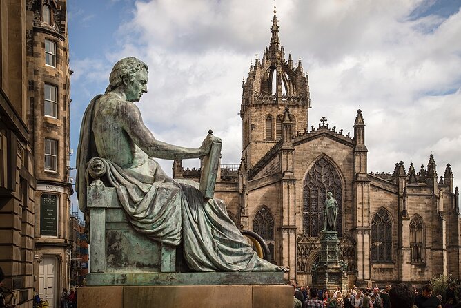 Edinburgh Castle & Royal Mile Walking Tour - Ticket Included - Royal Mile Start From the Blue Umbrella, Then Straight Into Old Town Stories