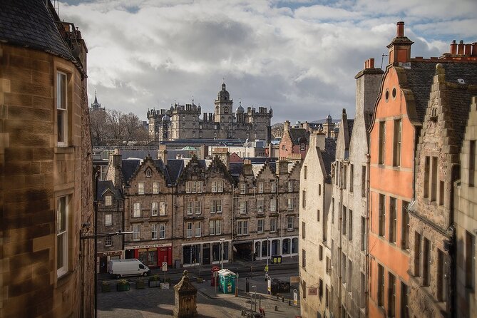 Edinburgh Castle & Royal Mile Walking Tour - Ticket Included - Mercat Cross and the Closes: Unicorns, Narrow Lanes, and Public Power
