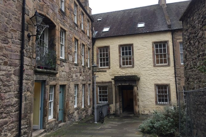 Edinburgh: History Lovers Old Town Walking Tour - Princes Street and Gardens: starting the story from the other side
