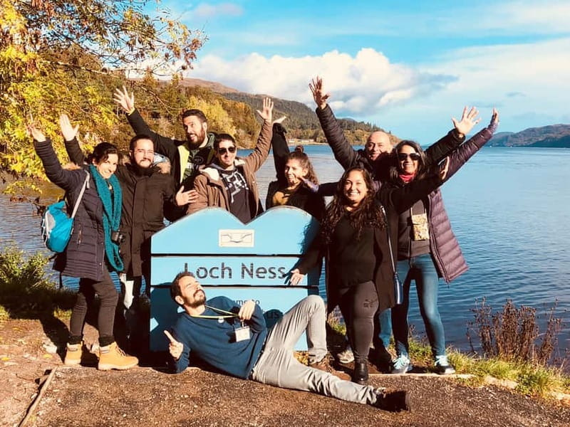 Edinburgh: Loch Ness, Inverness & Highlands Tour in Spanish - Meeting point in Edinburgh: Calton Hill landmarks and a green jacket