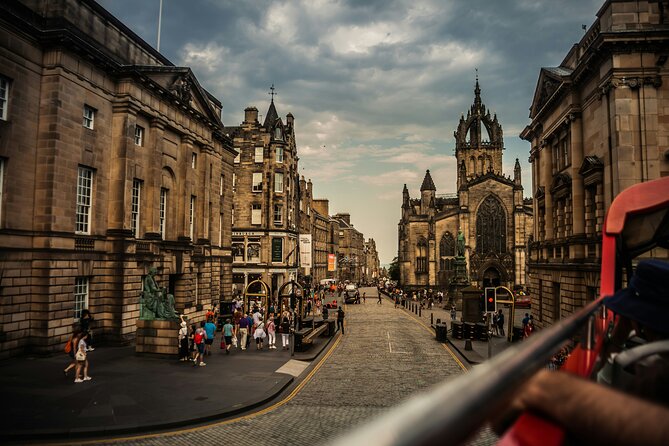 Edinburgh: Old Town's Highlights Walking Tour - How the guides turn history into street-level storytelling