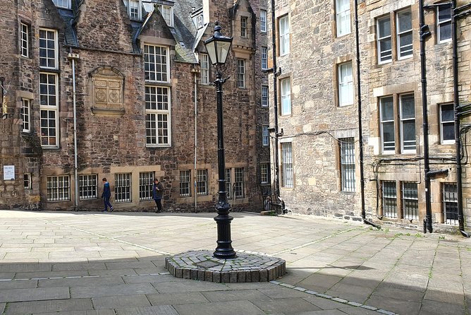 Edinburgh Private Walking Tour - Deacon Brodie’s Tavern, the double life behind the literature