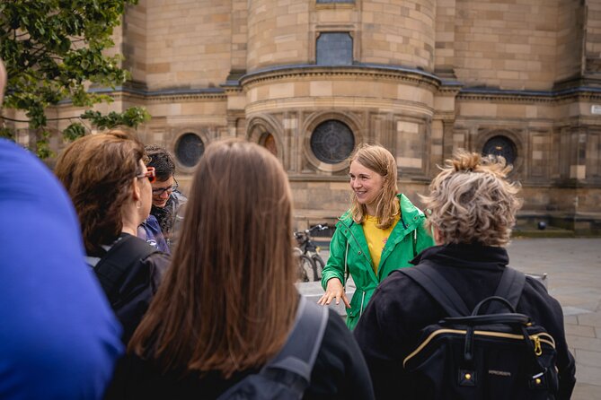 Edinburgh: Pubs & History Walking Tour with Beer Tasting - Meeting point and pacing around St Giles
