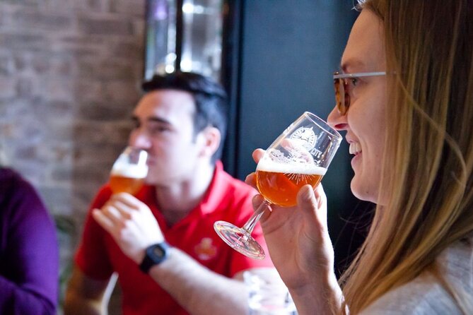Edinburgh: Pubs & History Walking Tour with Beer Tasting - Canongate and the Charmed Circle: beer lore on real streets