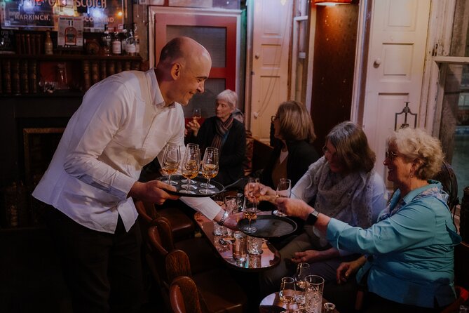 Edinburgh: Whisky Tasting with Storytelling in a Historic Pub - The storytelling guide: history as flavor context