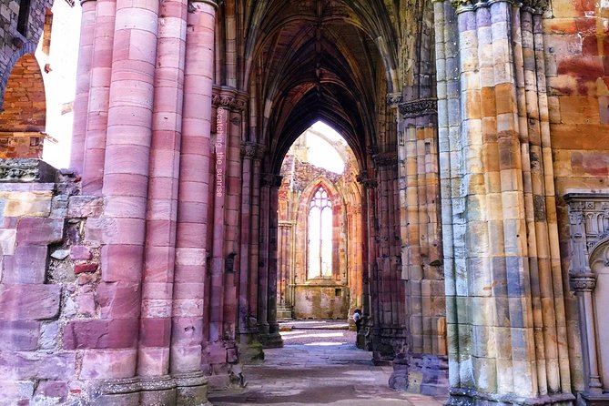 From Edinburgh: 1-day Outlander Tour - attractions included - Hopetoun House: Sandringham courtier-class drama, plus an upgrade option