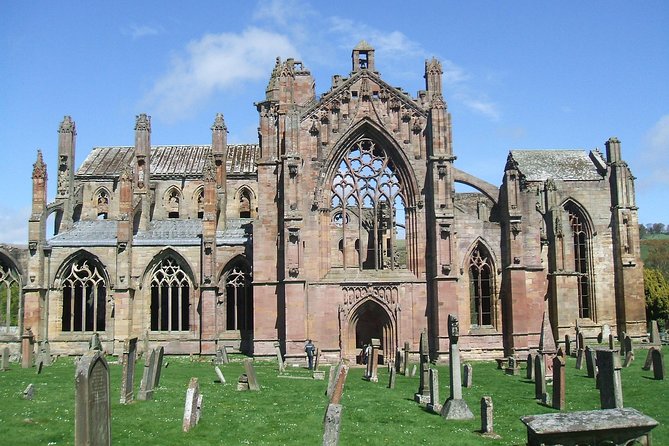 From Edinburgh: 1-day Outlander Tour - attractions included - Melrose Abbey ruins and Robert the Bruce’s heart