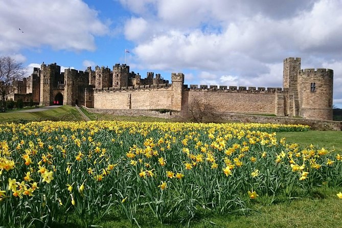 From Edinburgh: 1-day Outlander Tour - attractions included - Culross: cobbled streets and ochre Culross Palace in Cranesmuir mode