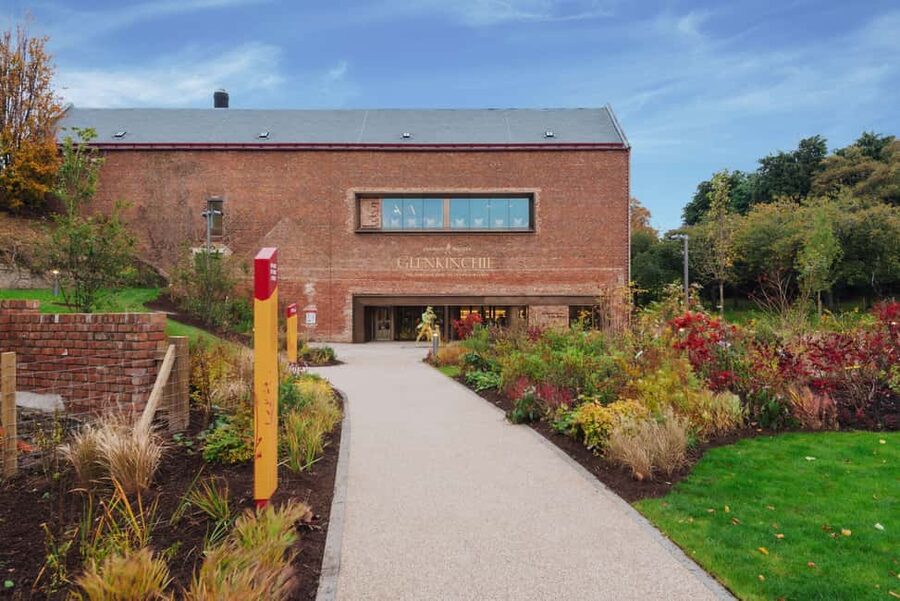 From Edinburgh: Glenkinchie Distillery Tour & Whisky Tasting - Arriving at Glenkinchie: Gardens, Historic Buildings, and a Lowland Setting