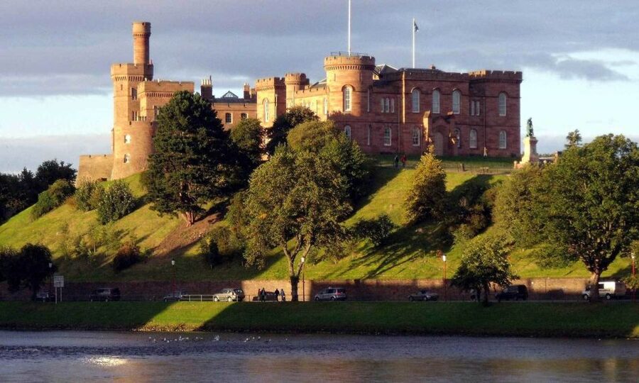 From Edinburgh: Loch Ness & Inverness Tour in Spanish - Bankfoot Hairy Coos: the first wow that also resets you