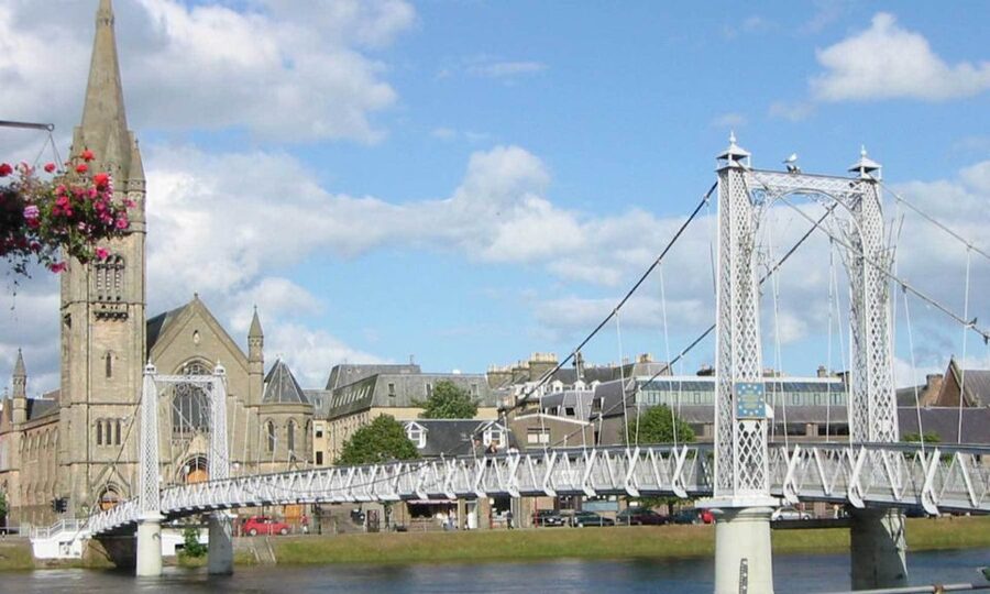 From Edinburgh: Loch Ness & Inverness Tour in Spanish - Inverness, the Highland capital, with a riverside feel
