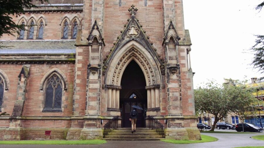 From Edinburgh: Loch Ness & Inverness Tour in Spanish - Pitlochry and Dunkeld: last tastes of the Highlands before the long ride back