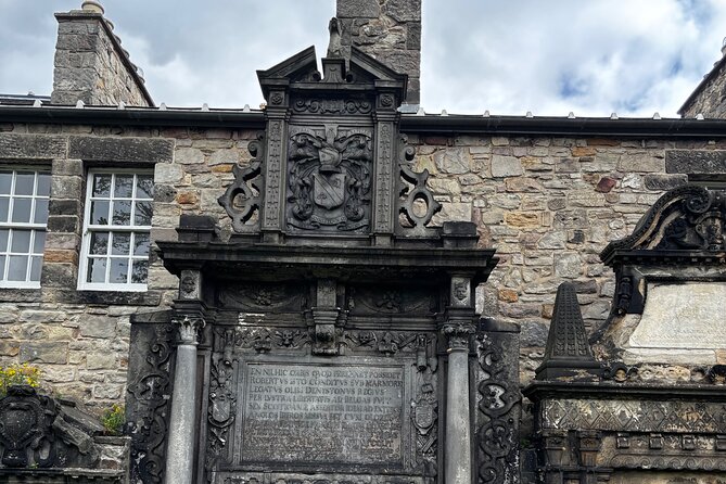 Greyfriars Walking Tour 90 Minutes Book the best! - The Oldest Grave from 1561 and How Burial Practices Changed