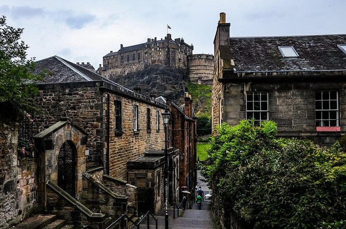 Guided 60-Minute Photography and sightseeing Tour in Edinburgh - Stop 4: Bakehouse Close, using hashtags so people can find your shots
