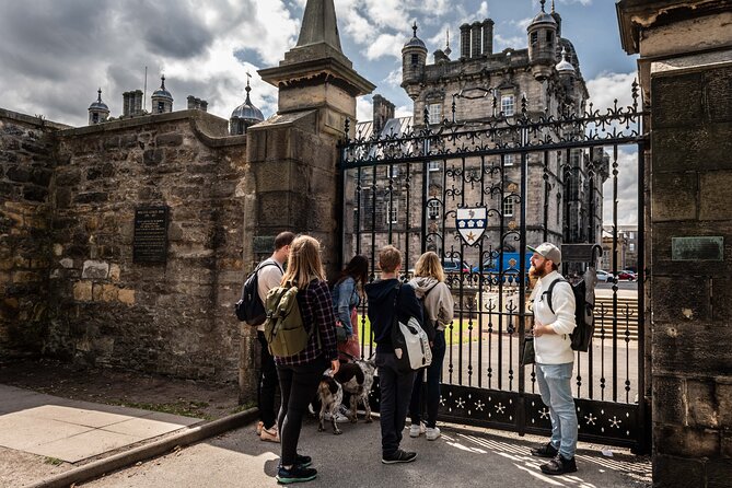 Harry Potter's Edinburgh Tour and House of Illusions Experience - Starting at Tron Kirk Market, Then Getting Your Bearings Fast