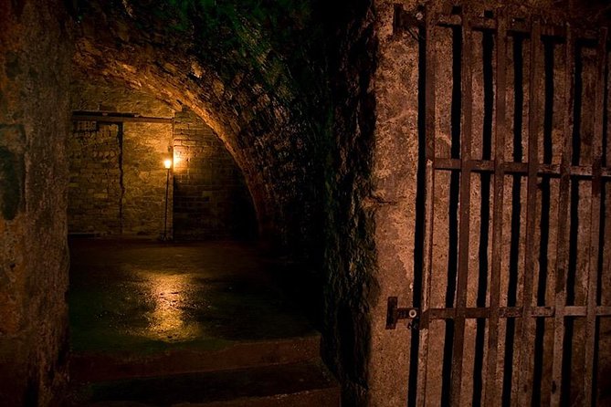 Haunted Vaults Walking Tour in Edinburgh - Royal Mile meet-up and the quick history walk down