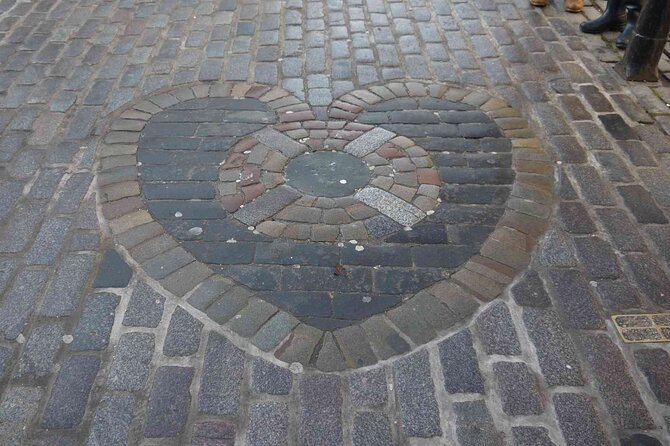 Highlights from the Royal Mile: A Self-Guided Audio Tour - Deacon Brodie and the real-life story behind Jekyll and Hyde