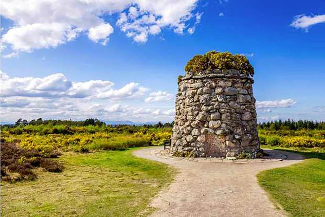 INVERGORDON PORT Tour of Culloden, Cairns & Cawdor Castle - Stop 2: Clava Cairns and the Quick Stone-Circle Moment