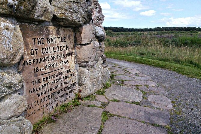 Inverness Tour-Cawdor Castle & Culloden Battlefield, ClavaCairns - Cawdor Castle: Medieval Tower House Drama Plus Big Collections