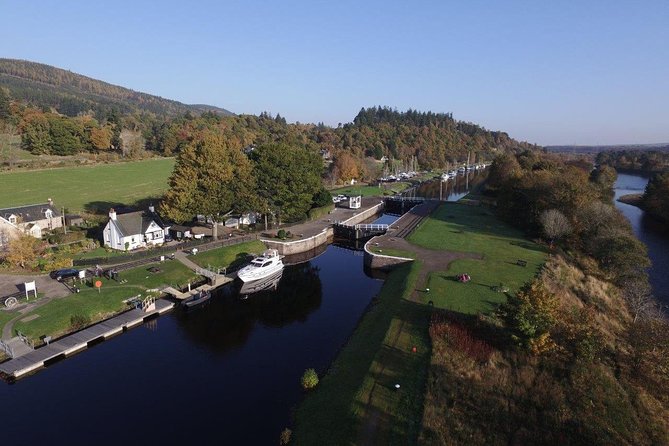 Legendary Loch Ness and Urquhart Castle Tour - Dochgarroch Canal Locks and the carrot-chomping moment