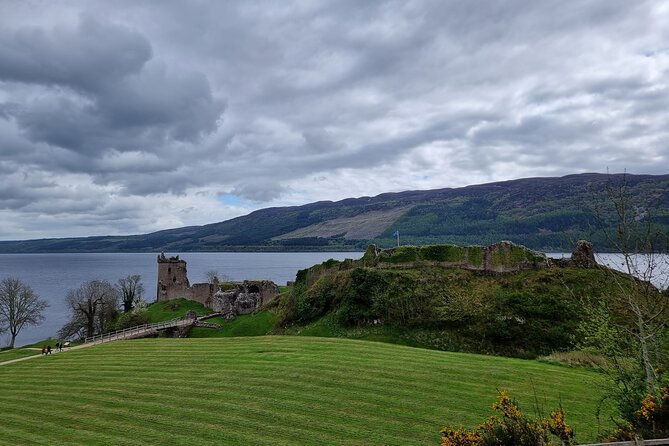 Lochness and Inverness day Tour - The Loch Ness monster hunt: bay views and cold-feet fun