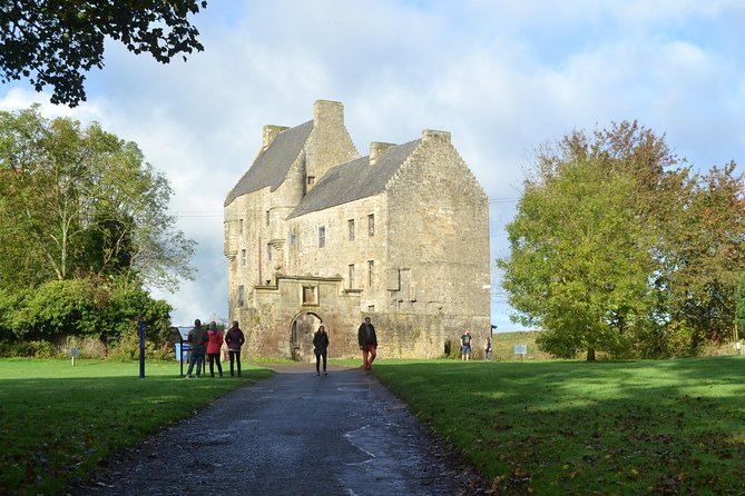 Outlander Film Locations Day Trip from Edinburgh - Falkland after lunch: the 1940s Inverness vibe in 45 minutes