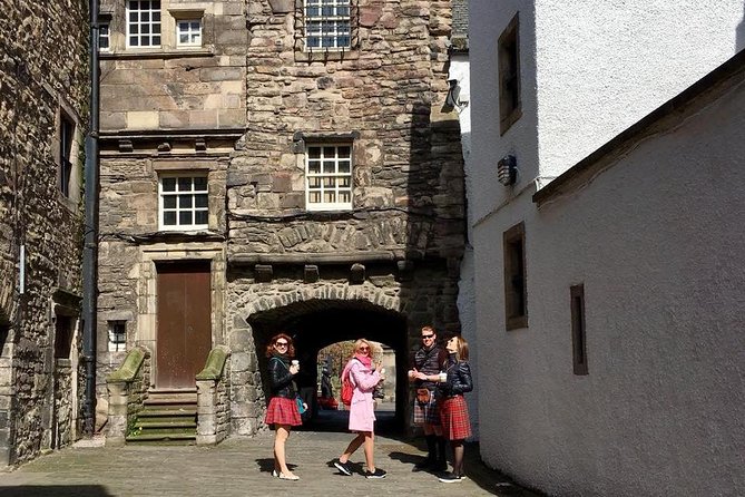 Outlander Walking Tour of Edinburgh's Old Town - John Knox House Museum: reunion street filming connections