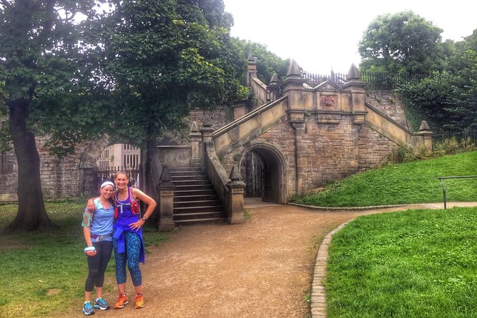 Panoramic Running Tour of Edinburgh - The Palace Architecture and the Tales of Public Hangings