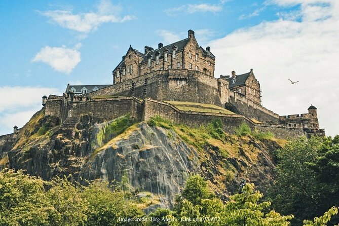 Private 4h Walking Tour in Edinburgh with Edinburgh Castle Tour - Holyroodhouse And The Scottish Parliament Area: Power In Stone