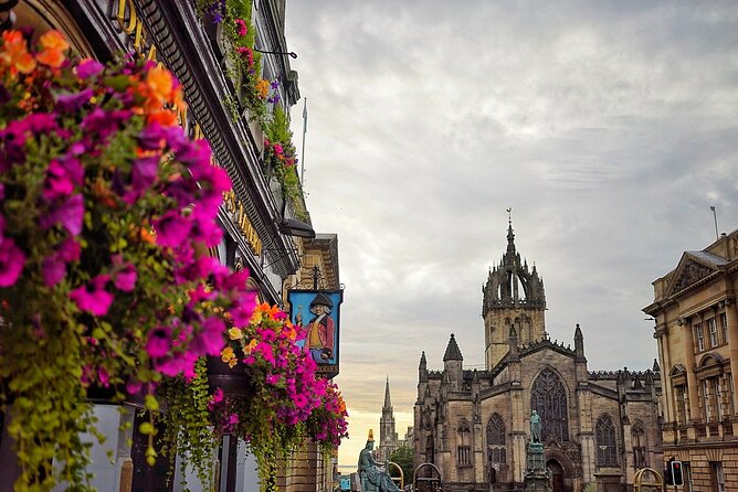 Private Edinburgh driving tour - Edinburgh Castle viewpoints and Holyrood Palace choices
