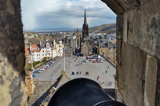 Private Edinburgh Full Day Guided Tour in a Black Cab LEVC TX - The Vennel Viewpoint: small lanes, big perspective