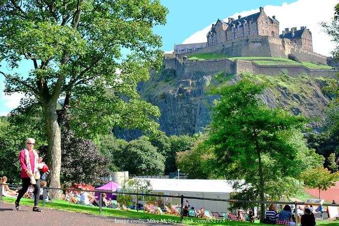 Private Full-Day Walking Tour in Edinburgh with Edinburgh Castle - New Town architecture: from neoclassical streets to wide open gardens
