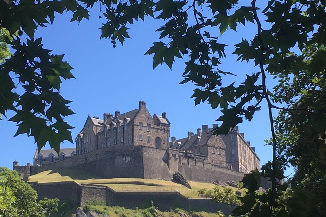 Private Walk: Edinburgh Old Town and New Town - Old Town route: Castle views, closes, and St Giles’ Cathedral