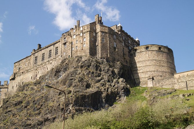 Private Walking Tour: Edinburgh Highlights, including entry to Edinburgh Castle - The Elephant House and Deacon Brodie’s Tavern: short look, optional spend