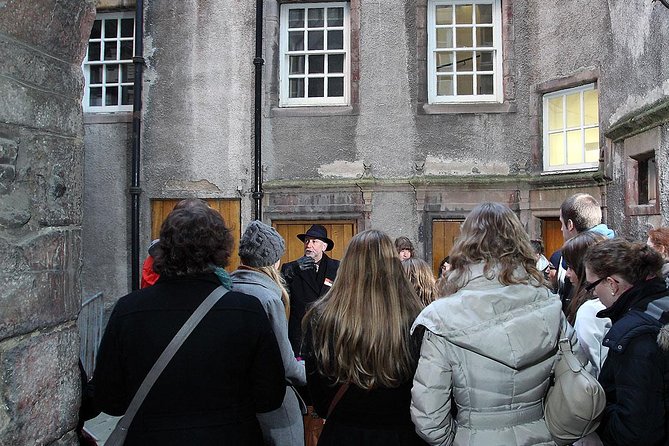 Royal Mile and Edinburgh Castle - Small Group Walking Tour - The Royal Mile and the trick of the narrow streets: closes and wynds
