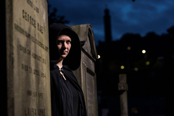 Small Group Edinburgh Underground Vaults & Graveyard Ghost Tour - Entering The Royal Mile at Night, With a Guide Who Performs