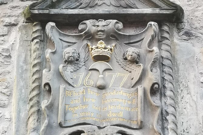 Small Group Walking Tour with Hidden Walks Author in Edinburgh - Start at Castlehill and Get Oriented Fast