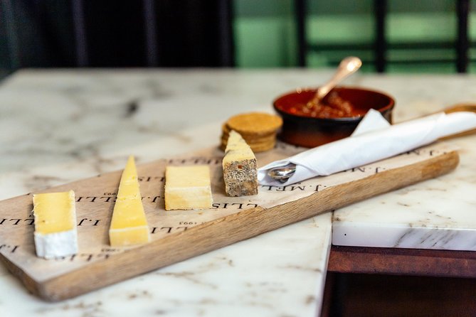 The 10 Tastings of Edinburgh With Locals: Private Food Tour - Lady Stair House Close: A 17th-Century Townhouse in the Middle of Eating