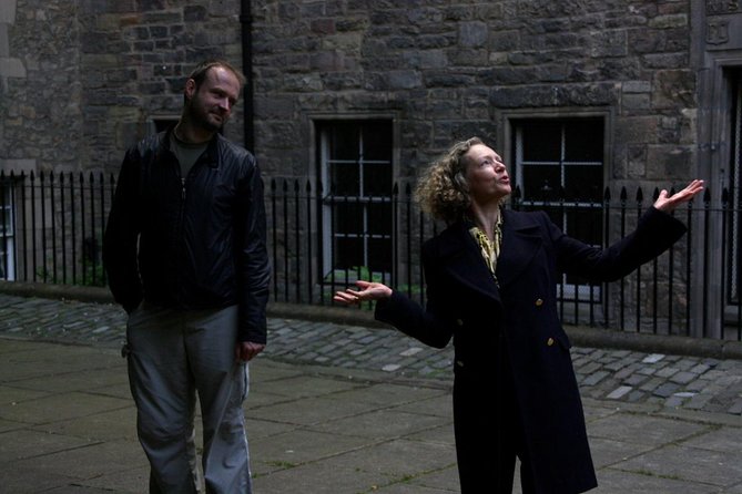The Edinburgh Literary Pub Tour - Stop 1: Edinburgh Old Town wynds and courtyards