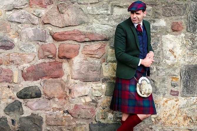 The Mountebank Comedy Walk of Edinburgh - Old Town on foot, with comedy doing the heavy lifting