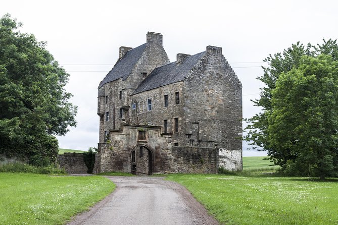 The Outlander 1 Day Experience - Lallybroch at Midhope Castle: a must-have photo stop