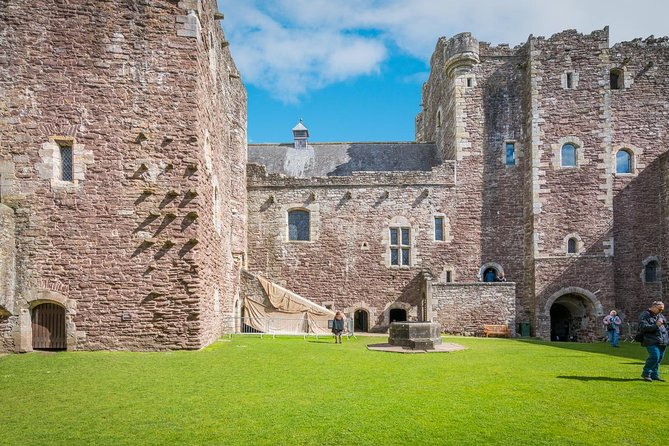 The Outlander 1 Day Experience - The coach day realities: timing, sound, and getting around comfortably